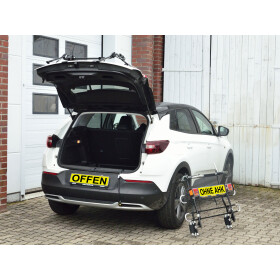 Paulchen Fahrradträger - Opel Grandland X ab 10/2017- (Artikel: 812310) - Trägersystem Tieflader - Schienensystem First Class - Schienen sind abnehmbar Kofferraum kann geöffnet werden (unbeladen)